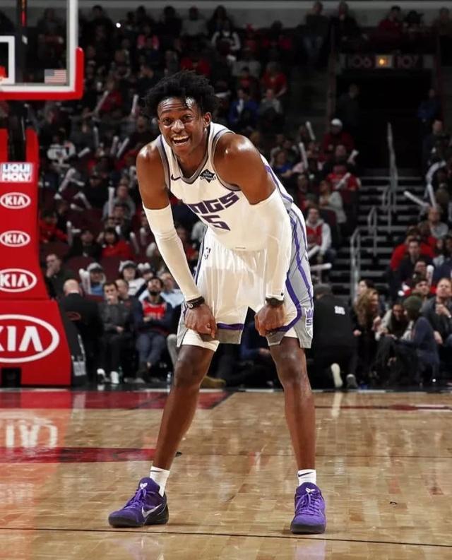 欧文突破防守助攻制胜（欧文强突防线妙传锁定胜局）