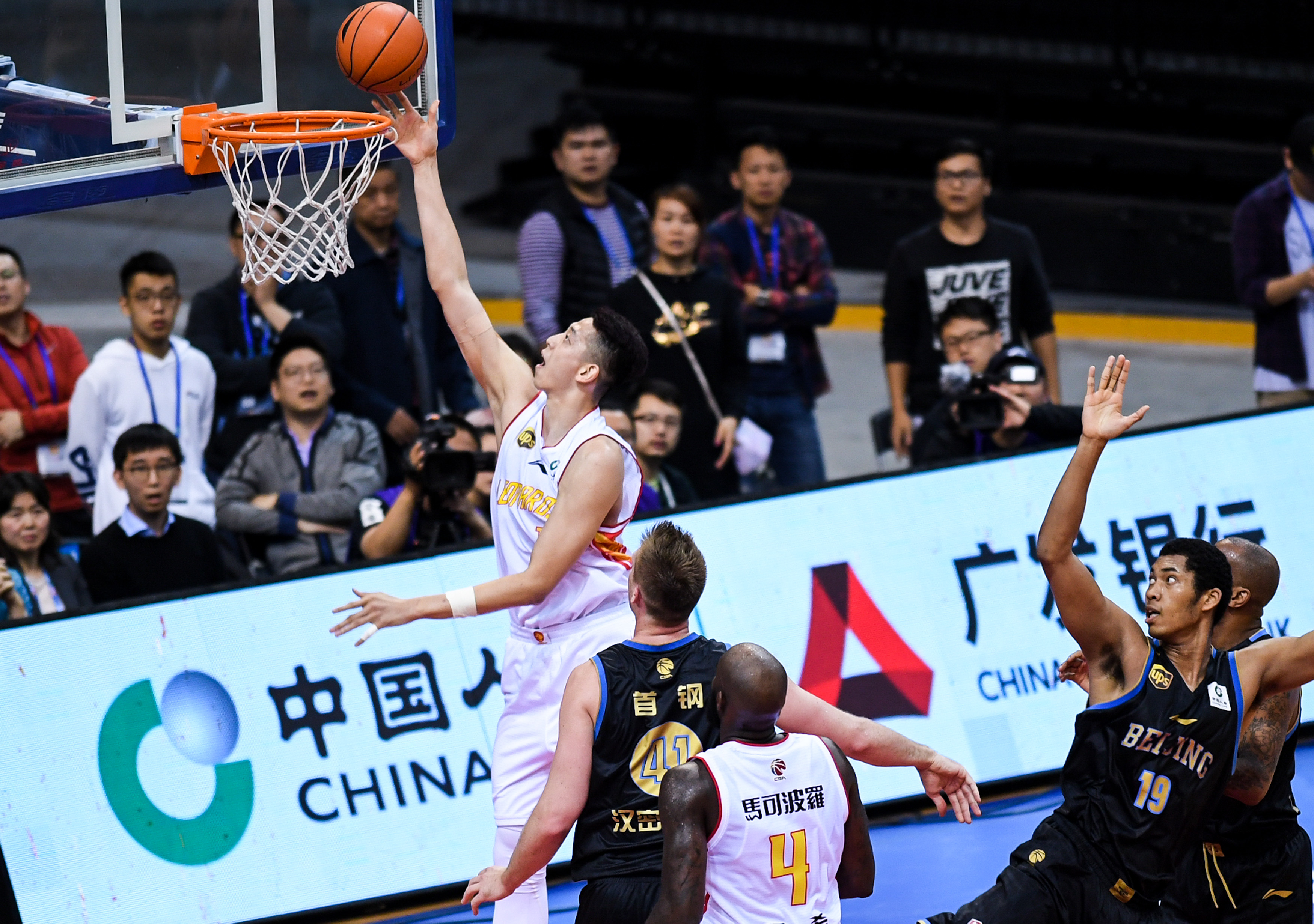 TA：曼城冬窗大概率召回埃切韦里，不排除留队的可能性（TA：曼城冬窗极可能召回埃切韦里，亦不排除其留队的可能）