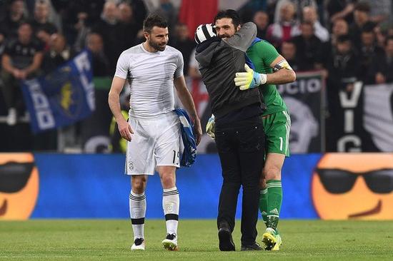 老友相见！麦克阿瑟双边卫重回墨尔本，今日将战旧主（旧地重游：麦克阿瑟边卫重返墨尔本，今日迎战前东家）