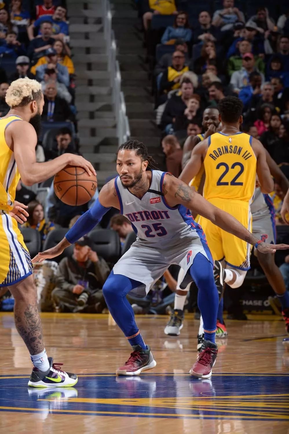 国足大换血！邵佳一破格提拔3大新星， 球迷：比归化球员强多了！（国足阵容大调整！邵佳一破格召入三大新星，球迷：实力不逊归化球员）