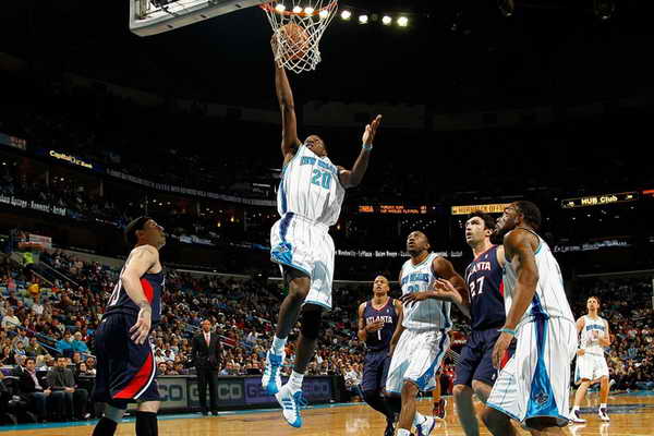 中场一脚直塞把后防撕开了（中场一记直传洞穿防线）