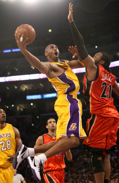 给爷整笑了，曼奇尼假意亲吻布鲁马多，将布鲁马多逗笑（曼奇尼作势亲吻布鲁马多，逗得对方当场大笑）